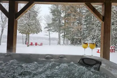 Image de Escape to the Lake-7bedroom waterfront cottage w/ hot tub in Muskoka.