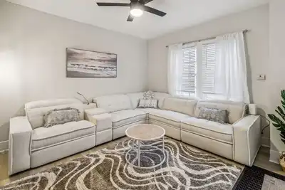 Image de 5 Min Drive to Downtown! Modern 3br in Savannah!