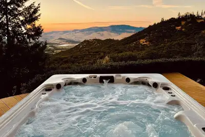 Image de Mountainside Chateau spectacular views and sunsets. 15 min to downtown Ashland!