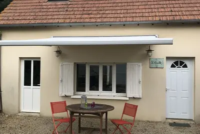Image de Maison avec cour ensoleillée et jardin, à 2 min plage. Idéale pour les familles.