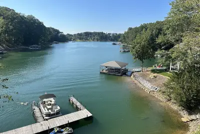Image de Lake Keowee Waterfront Town Home - 3 Bdrm, 3. 5 Bath 7 Miles from Clemson Stadium
