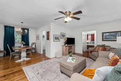 Image de 3 bedroom 2 bathroom home with fenced yard that allows pets. The sleeping arrangements are 3 queen beds.