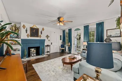 Image de Quirky 2 bed 1 bath centrally located in Augusta. The sleeping arrangements are 1 queen bed and 1 king bed.