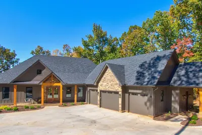 Image de 5br Luxury Lakefront w/ Private Dock, Hot Tub, and Fire Pit. Pet Friendly!