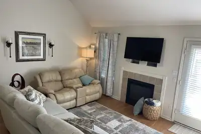Image de Terrific Townhome w/fenced in yard and patio
