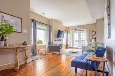 Image de Unmatched City View! King Bed, 2br Apt. Free Parking!