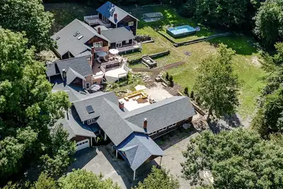 Image de Upstate Historical Artist Villa w/ firepit, pool and close to Candlewood Lake Ct