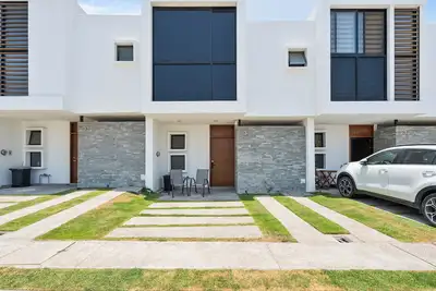 Image de 10 Minutes from the Beach! House ideal for Families Max 8 people. dog friendly.