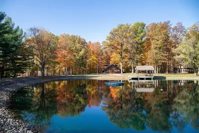 Image de Cozy log cabin with pond nestled within 10 wooded acres. Accommodates up to 12!