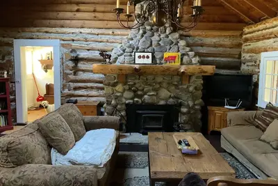 Image de Muskoka Log Cabin with Modern Amenities