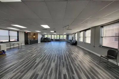 Image de Stylish 3000 Square-Feet Private Floor Luxury Oasis in a Commercial Space