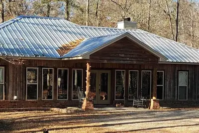 Image de 3-bedroom cabin is a quiet, secluded woods in south Montgomery county.