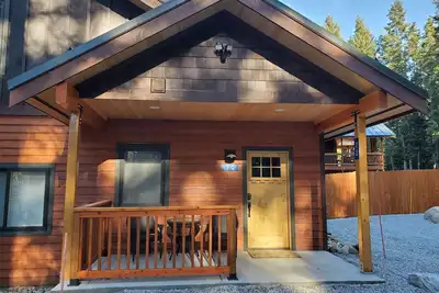 Cozy, newly constructed luxury cabin with deck & forest views, private setting.