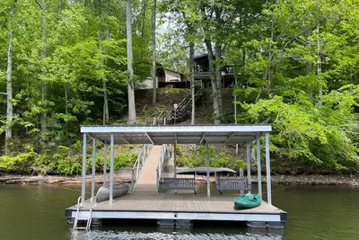 Image de Lakefront home, covered dock with swings, peaceful, quiet, wide cove.