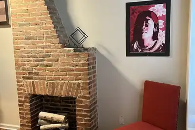 Image de 7 minutes from Baltimore Inner Harbor! Cozy & Chic Rowhome with a Fireplace!