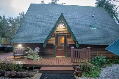 Image de Enchanted Chalet in tranquil forest at Shasta Lake - Pool/Spa/Paddle Boards