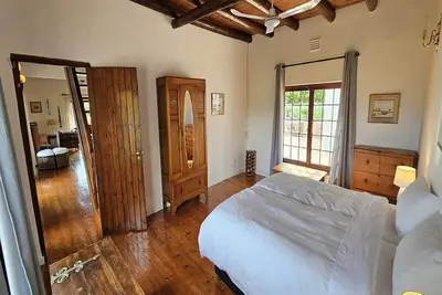 Image de Charmant Rietgedekt Self-catering Vakantiehuis met Privé Zwembad Somerset West