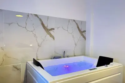 Image de Vacation home with hot tub: exe napoli stadium apartment