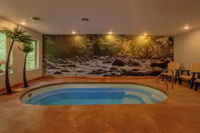 Image de Cool Pool Lodge: Indoor Pool, Home Theater, Game Room, Hot Tub, WiFi and more…