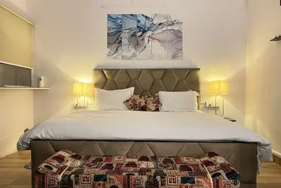 Image de A king size bed and urban retreat in the heart of Hauz Khas Village.