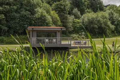 Image de Lakefront eco-cabin with boat, 4km of walkways & steam engines. Amazing Views.