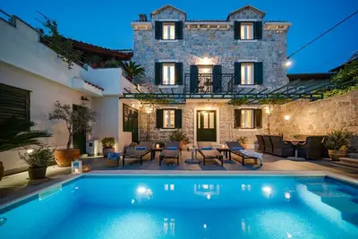 Image de Villa Filipetti in Makarska center, 4 en-suite bedrooms, heated private pool, 600m from beach