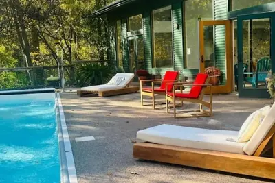 Image de Willow Creek: Mid-Century Oasis