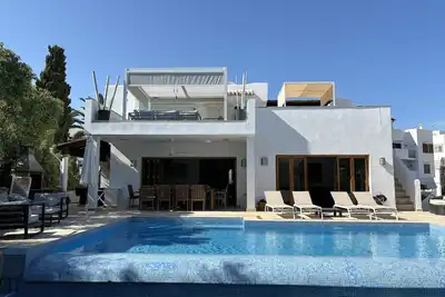 Image de 6 bed Villa 5 minute walk to beautiful Cala D'Or Marina. Perfect for families.
