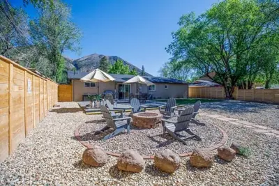 Image de New, Stunning Flagstaff Home w/ Deck and Firepit