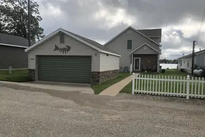 Image de Relax at the outdoor firepit or hot tub overlooking all-sports Eight Point Lake!