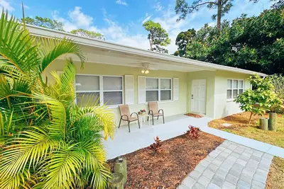 Image de Riverside Retreat - 3 Kayaks, minutes from the beach, shops and great food!