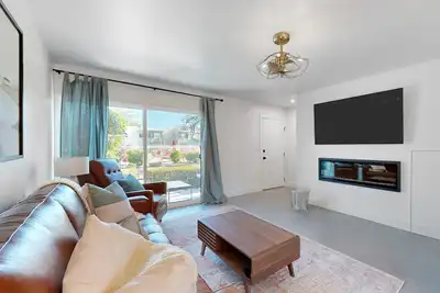 Image de Fully remodeled condo near Fashion Square with pool, fireplace, patio, streaming