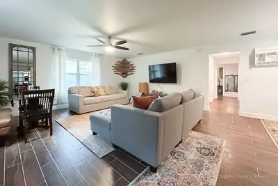 3\/2 Uf 5-Acre Wooded Paradise Retreat - Family-Friendly!