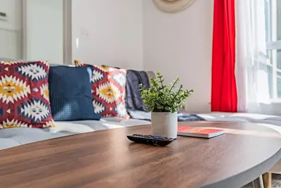 Image de Elegant 2br Condo, Lake View & Free Parking