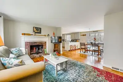 Image de Charming Cape Cod home, central to everything! Pet-friendly!