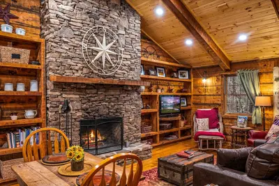 Charming & Private Mountain Cabin Near the Park with Pool and Fitness Access