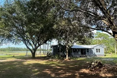 Image de Lakefront in Forest on 10 acres