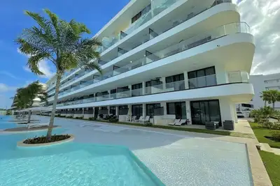 Image de Apartment with private jacuzzi and King bed just steps from Hr hotel and casino