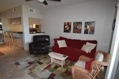Image de Ground floor, pet friendly condo overlooking marina and lake; easy dock access.