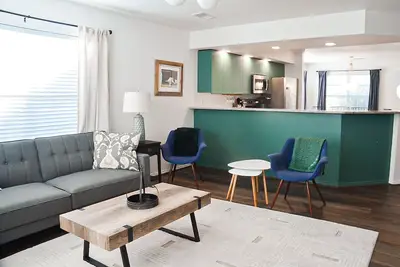 Image de Family Friendly 2bed Condo Near Strip & Lake  - Pool + Kid Amenities