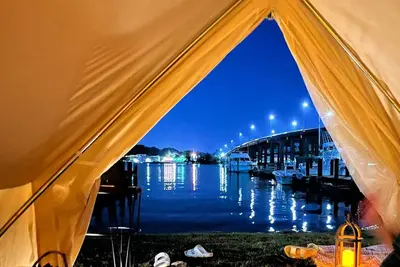 Image de Dock, Dine, & Unwind: The Ultimate Waterfront Glamp Spot