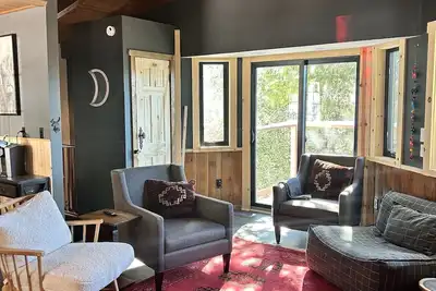 Charming Mountain Cottage. Crestline, Ca. Pet-Friendly with Huge Backyard.