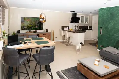 Image de 01. 2024 Sanierte Wohnung Modern und Hochwertig Eingerichtet