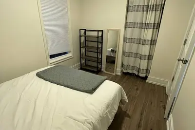 Image de Logan Square! Renovated Vintage! Gorgeous Kitchen & Bath-private back deck! \n