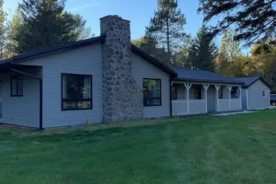 Image de Un charmant cottage niché dans un cadre tranquille, entouré de verdure et…