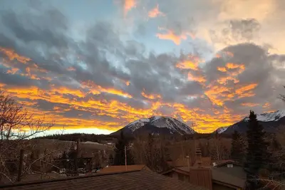 Image de Close to everything! Park, Rec Center, 6 world class ski areas, Downtown.