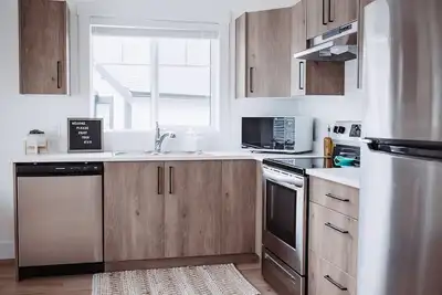 Image de Quiet, above-garage suite in Royal Bay