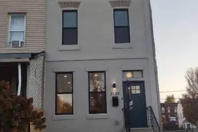 Image de Modern 4bed6bath home with parking, bar & rooftop!