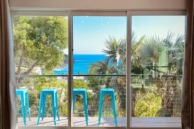 Image de In-Town Estate w/ View, Walkable to Wharfside Village, King Bed, Parking, 700sqft Brand New Backup Electric System - No Power Outages! Above Gallows Point