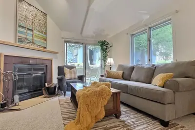 Image de Snowcub- Ac, Pool, Hot tub, Tennis, Grill!